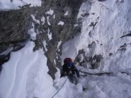 Paolo nel penultimo tiro,  misto e dry, delicato su  roccia friabile