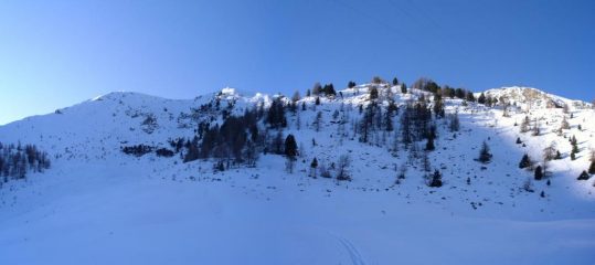vicino all'arrivo della seggiovia  con vista sulla vetta coi ripetitori...