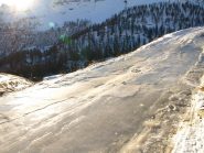 Il tratto ghiacciato a quota 2050 m che sconsiglio di percorrere in auto (anche a piedi sono caduto, non avendo ancora messo le ciaspole)