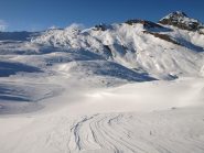 Discesa verso Lago Miserin, sullo sfondo a destra Bec Costazza (3092 m)