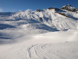 Discesa verso Lago Miserin, sullo sfondo a destra Bec Costazza (3092 m)