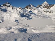 In basso Lago del Miserin, sullo sfondo da sinistra Bec Costazza (3092 m), Torre Ponton (3101 m), Punta Tersiva (3513 m)