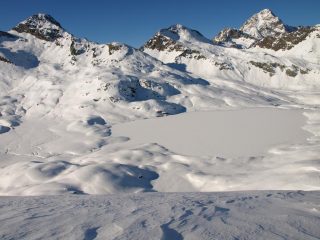 In basso Lago del Miserin, sullo sfondo da sinistra Bec Costazza (3092 m), Torre Ponton (3101 m), Punta Tersiva (3513 m)