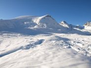 Il monte Rascias da quota 2410 m, visibile i tralicci della linea proveniente dalla Francia