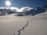 Tracciato di discesa, con nuvole sul Colle della Balma