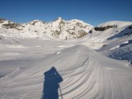 Discesa verso Lago Miserin, sullo sfondo spicca il Monte Dela (3139 m)