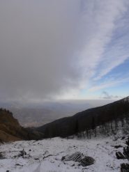 06 - scendendo, la bufera arriva dall'alto ed'all'orizzonte il cielo è sereno