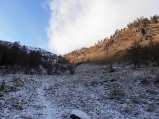 02 - sembrerebbe più facile salire sui prati al sole, ma l'erba è bagnata e sono molto ripidi