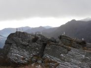 01 - gruppo di Madonnine su una roccia lungo la strada