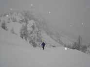 Salendo sotto una fitta nevicata