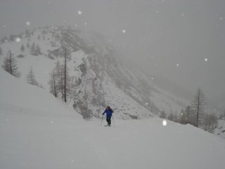 Salendo sotto una fitta nevicata