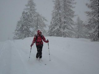 salendo sotto la nevicata