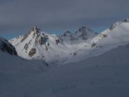 ..verso il Colle di Roburent, uno sguardo indietro- A sx il Bec de Liévre e a dx spunta la cresta della Cima delle Manse
