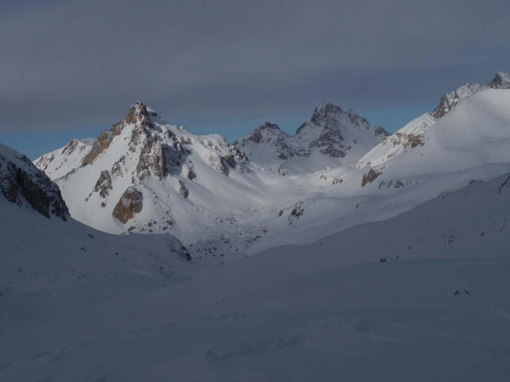 ..verso il Colle di Roburent, uno sguardo indietro- A sx il Bec de Liévre e a dx spunta la cresta della Cima delle Manse