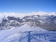 sulla traccia in cresta  affollata e panoramica...