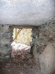 Camera sotto una grossa balma