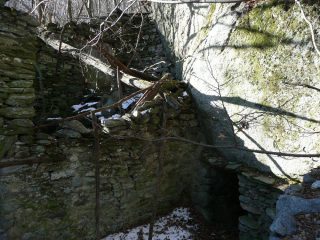 Camera sotto una grossa balma