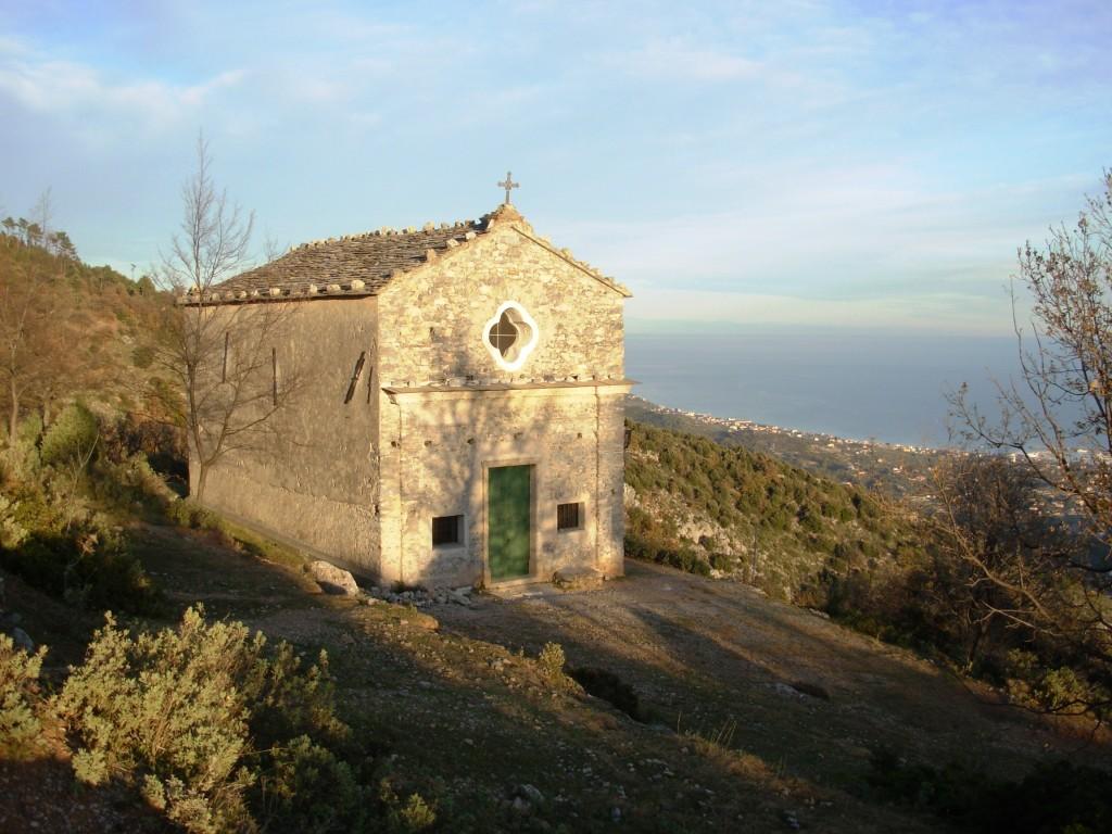 altro luogo incantevole: chiesetta di s.pietrino, scendendo su boissano