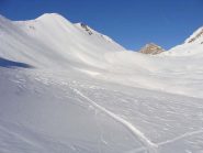 il pendio di discesa sotto il colle