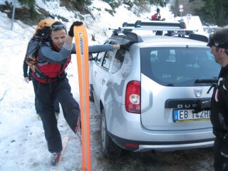 sci ai piedi proprio dalla macchina