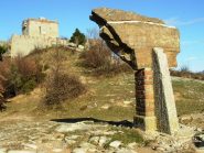 Forte Puin; in primo piano un masso di Calcare del Monte Antola, pietra caratteristica della zona