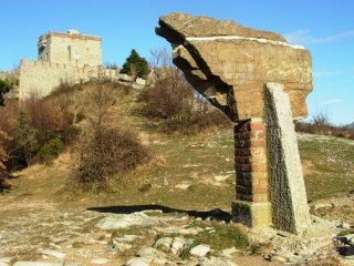 Forte Puin; in primo piano un masso di Calcare del Monte Antola, pietra caratteristica della zona