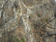 la mulattiera attraversa la parete di roccia