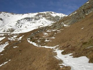 Sentiero,a sx il canale,salita verso dx.