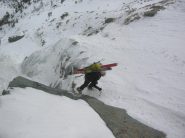 Claudio in uscita dal saltino che difende l' accesso alla parte superiore del canalino inferiore