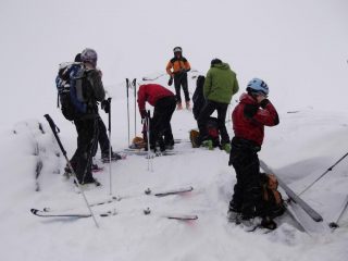in cima sotto una fitta nevicata