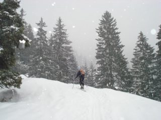 Barbara sale sotto una fitta nevicata 