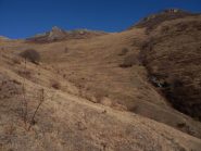 scendendo nella Valle di Piantacotta, uno sguardo indietro; a dx il Tagliarè, a sx le Rocche Calere