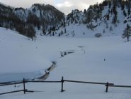 il Lago Nero ghiacciato e coperto di neve