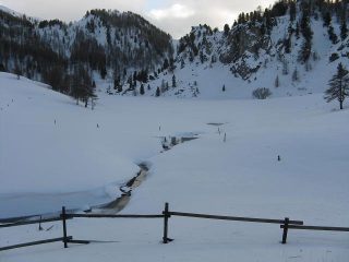 il Lago Nero ghiacciato e coperto di neve