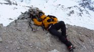 la prode Manuela sdraiata in vetta per ripararsi dal forte vento ! (7-1-2012)