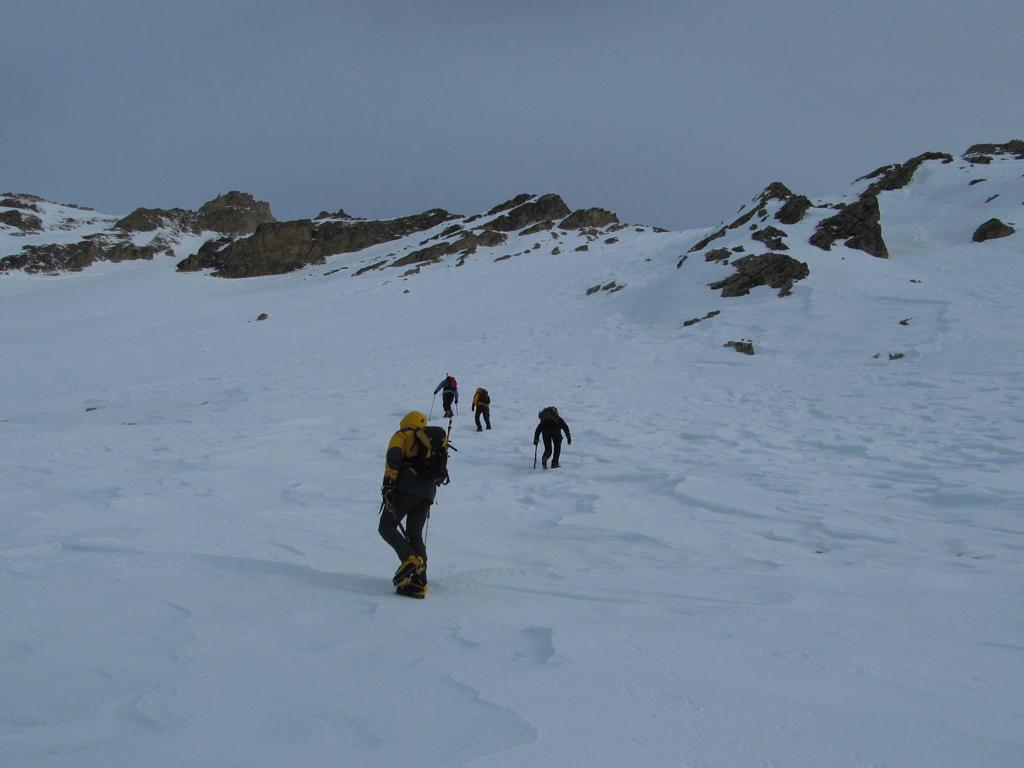 Calzati i ramponi, si affronta il pendio finale