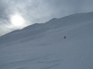 Discesa su neve ventata dura