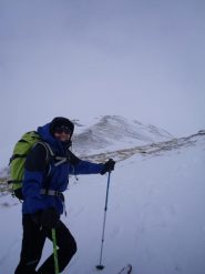 in vista della vetta con forte vento gelido