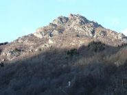 Dal bosco emerge il campanile del Foet