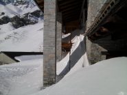La grangia piena di neve da riporto