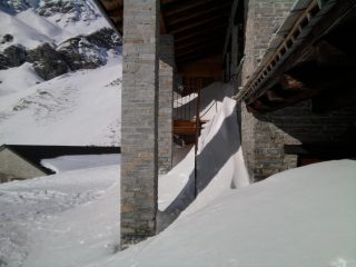 La grangia piena di neve da riporto