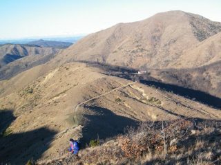 Salendo al Bric Tavolin: al centro la Casa Carrosina ed il Mnte Tobbio. Sullo sfondo il Monviso