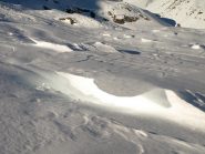 Il vento ha formato cornici ovunque, qui non pericolose perché lungo un pendio