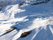 In discesa dal Monte Rascias verso Monte Dondena, ancora neve modellata dal vento come roccia nel deserto