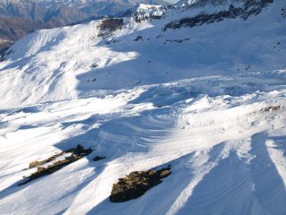 In discesa dal Monte Rascias verso Monte Dondena, ancora neve modellata dal vento come roccia nel deserto