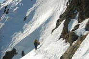 traverso e in alto a dx vicino alle rocce le tracce di risalita