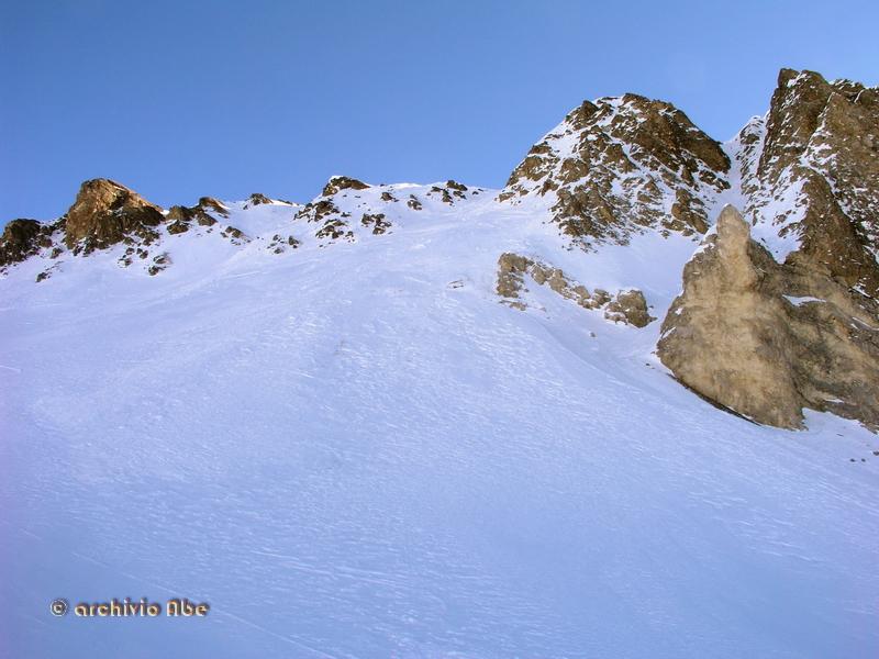 Il canale che porta in cresta.