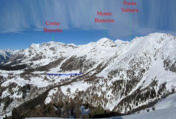 La conca di Estoul, con la Punta Valnera che spunta, vista dalla Punta Garda nel 2010