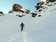 Risalendo il canale sotto il colle