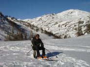 Sciatore alpinista seduto